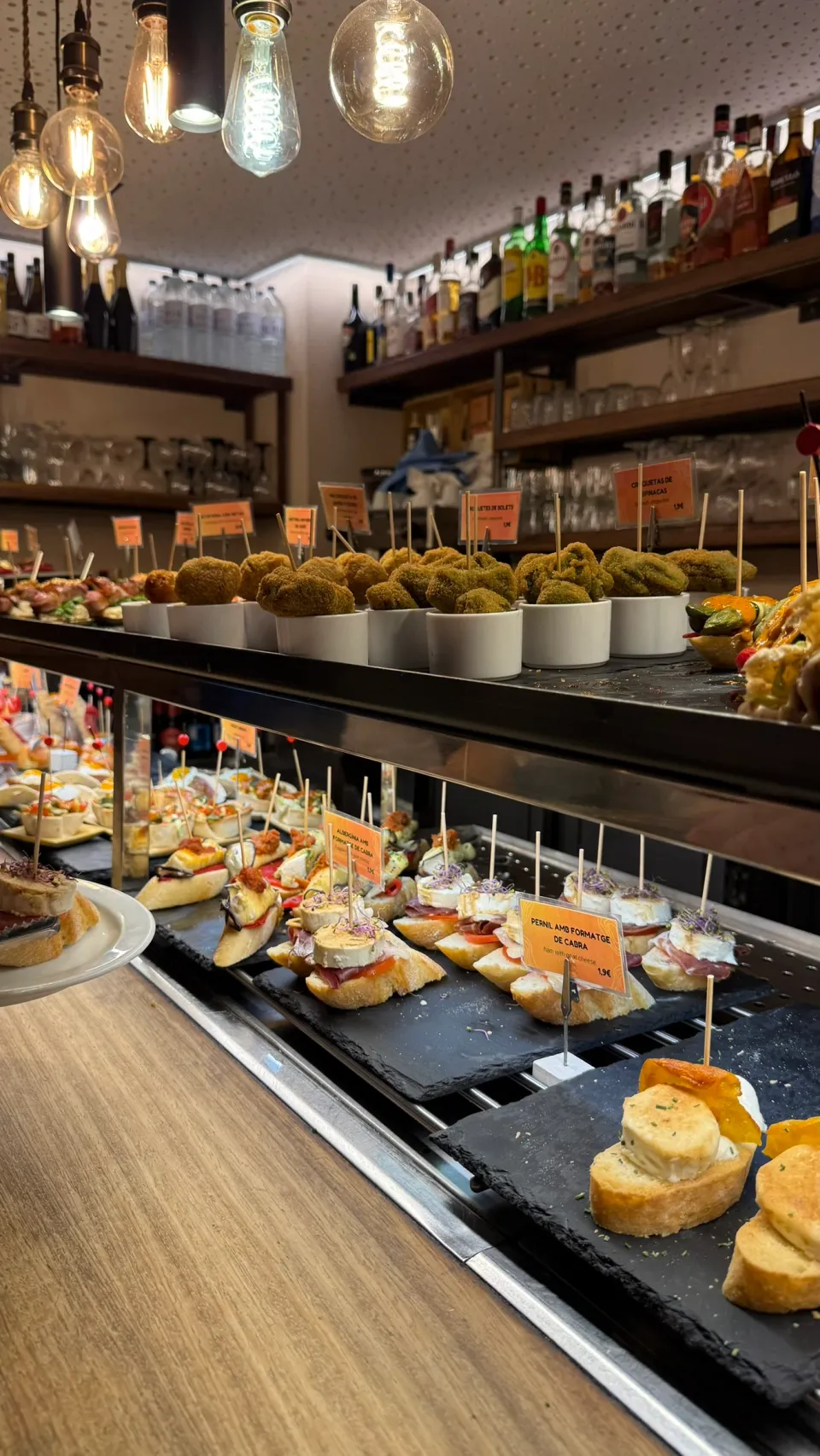 La Esquinita de Blaiのカウンターに並ぶチーズや生ハムのピンチョス