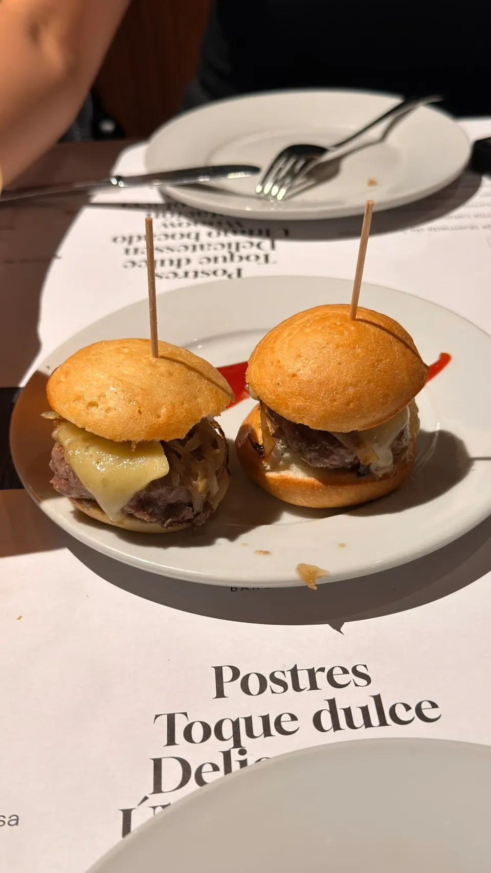 Cerveseria Catalanaのチーズを挟んだ2個の小さなハンバーガー