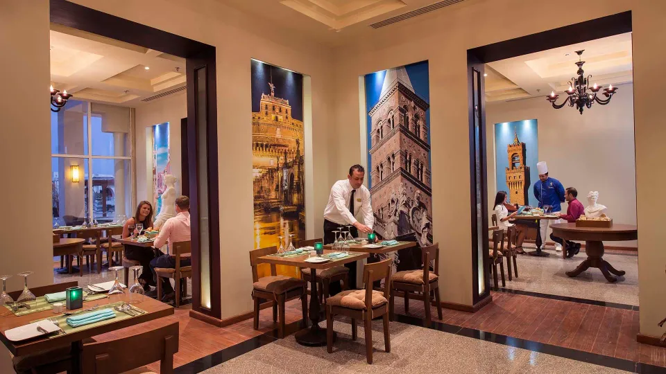 MontemareのBasilico Restaurant。シャンデリアの下で食事をする公式撮影のカップルとスタッフ