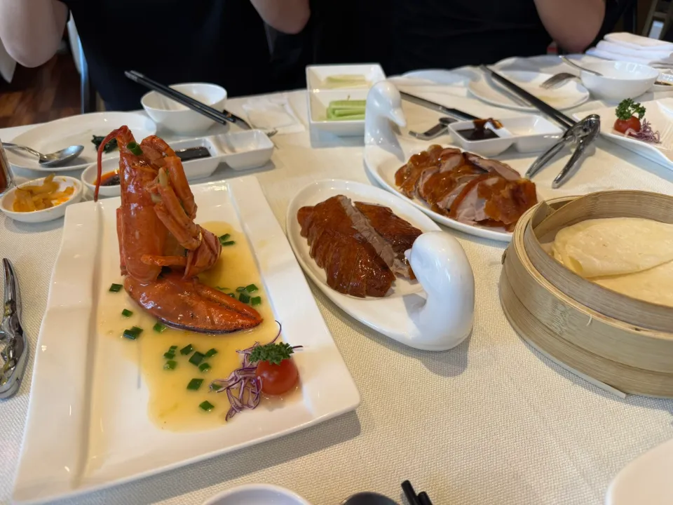 取り分けながら楽しむ食卓。