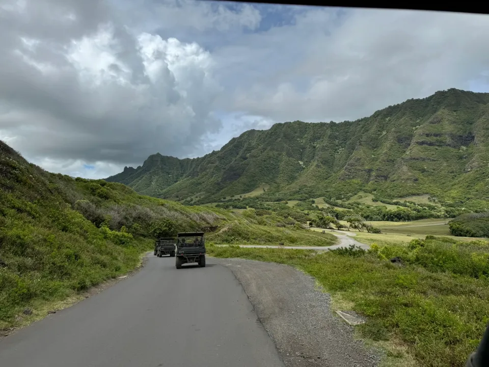 クアロアランチの渓谷に向かう道と先行するUTV