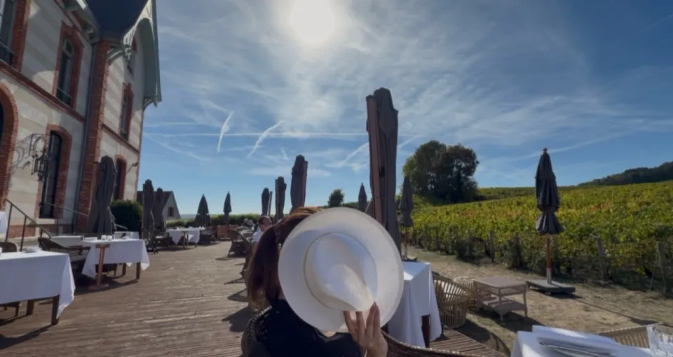Château de Sacyのテラス席と、隣に広がるシャンパーニュのぶどう畑