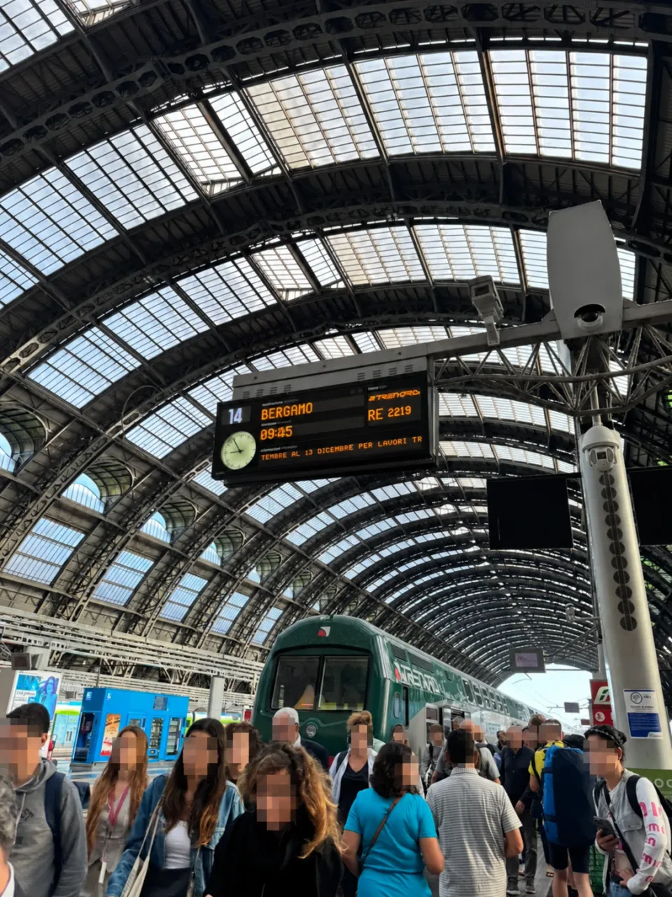 ミラノ中央駅で、ベルガモ行き列車の案内を表示するホームの電光掲示板