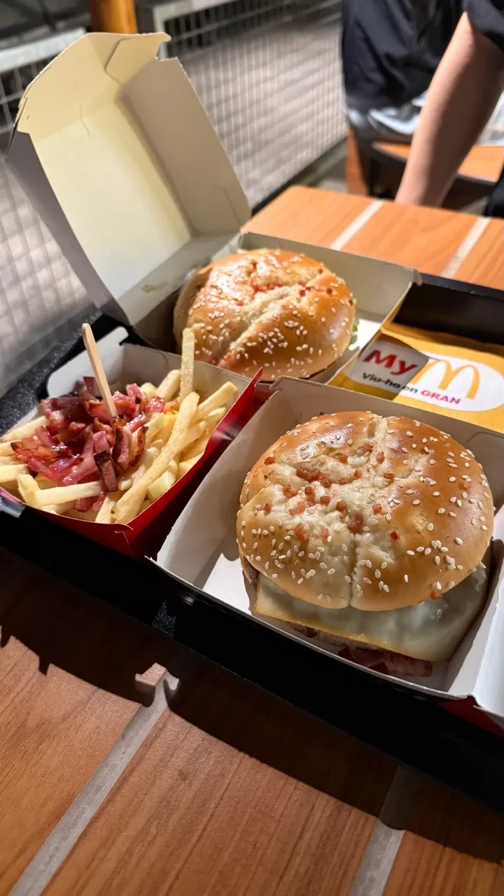 ホテル近くのマクドナルドで食べたバーガーとポテト