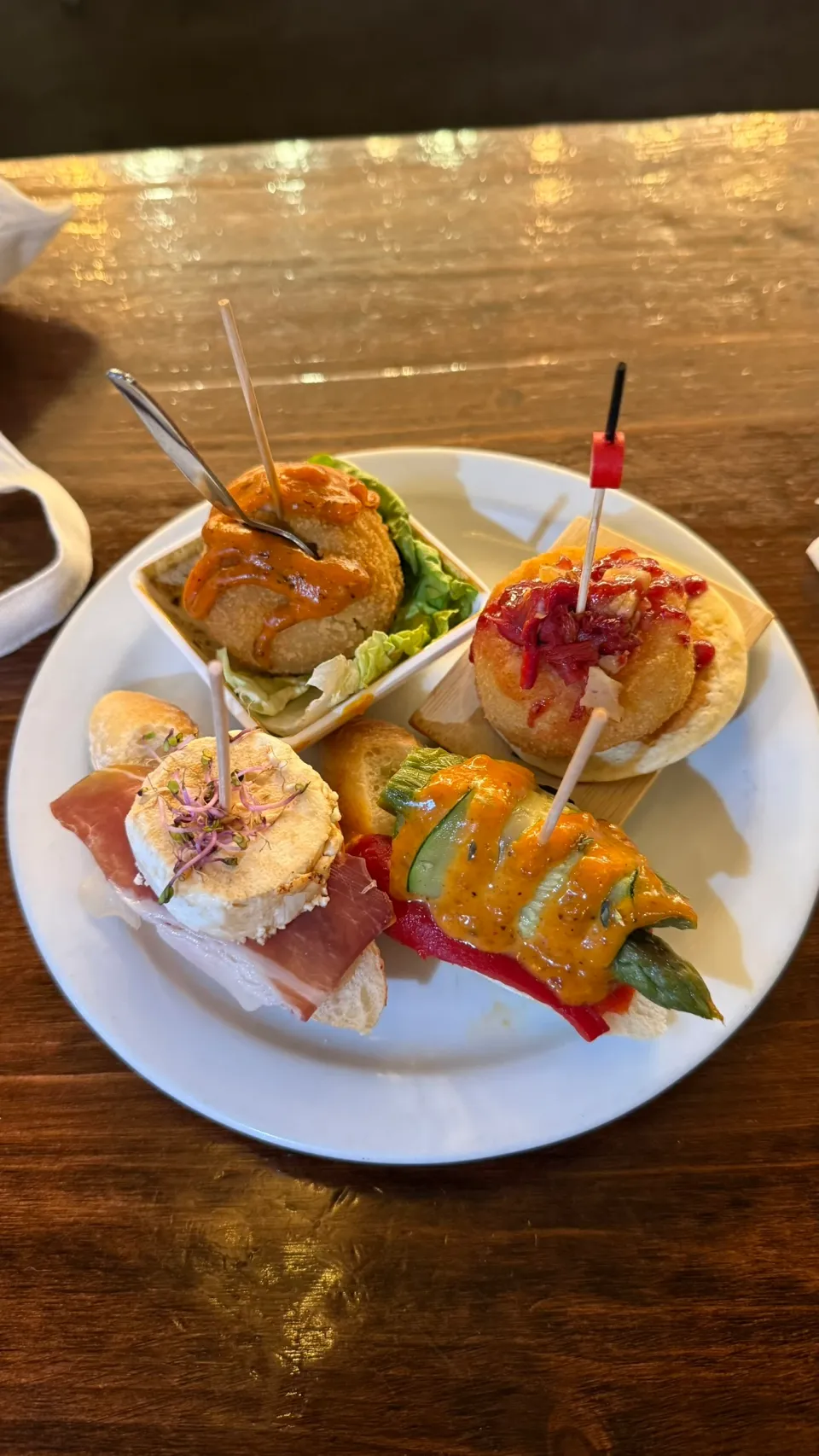 白い皿に盛られたLa Esquinita de Blaiの4本のピンチョス