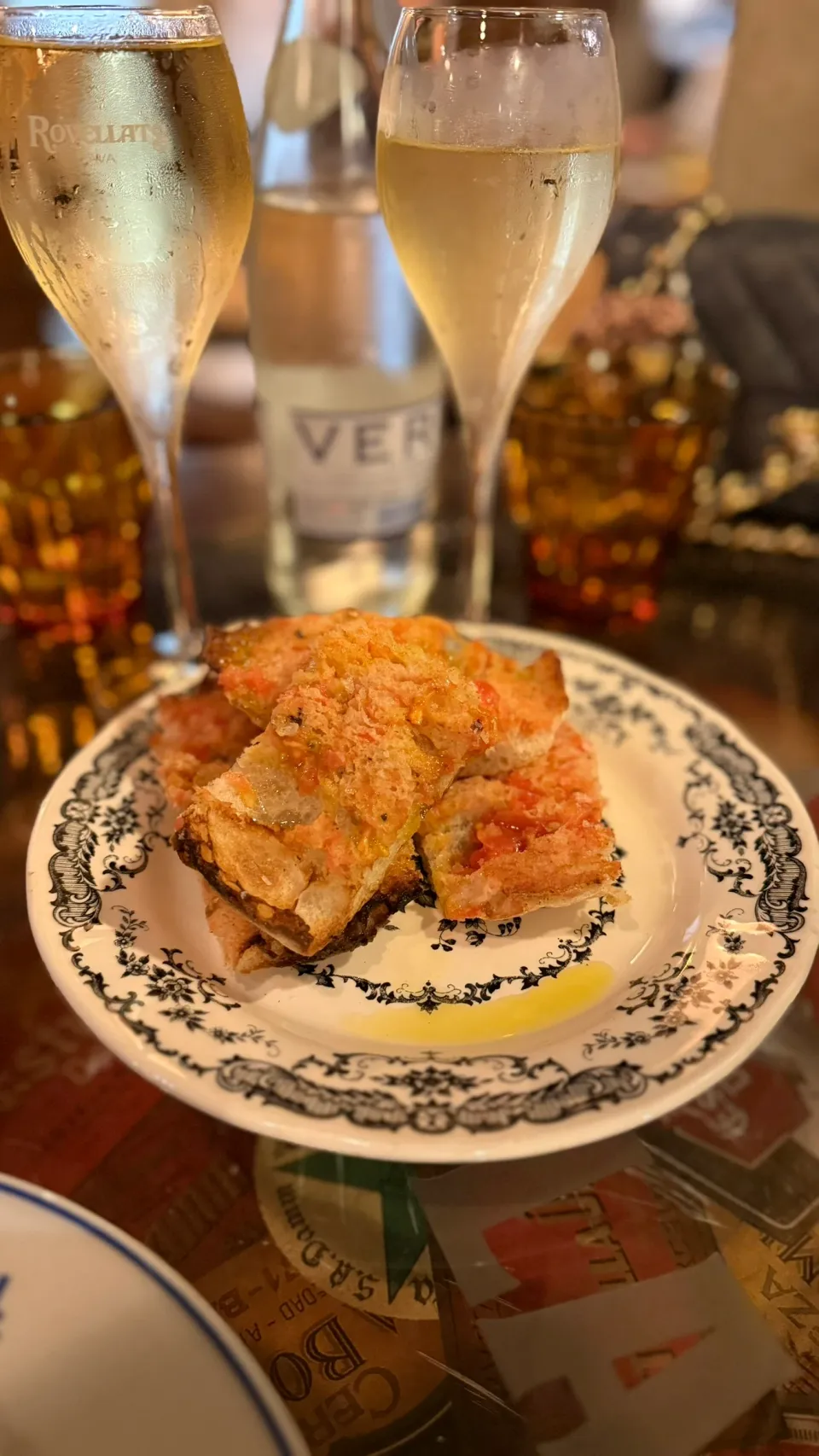 Bodega La Puntualの青い模様の皿に盛られたトマトのパン