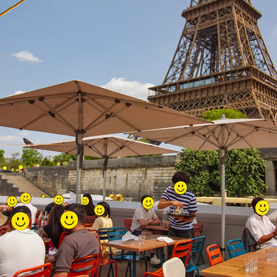 Francetteの屋外テラスから近くに見上げるエッフェル塔