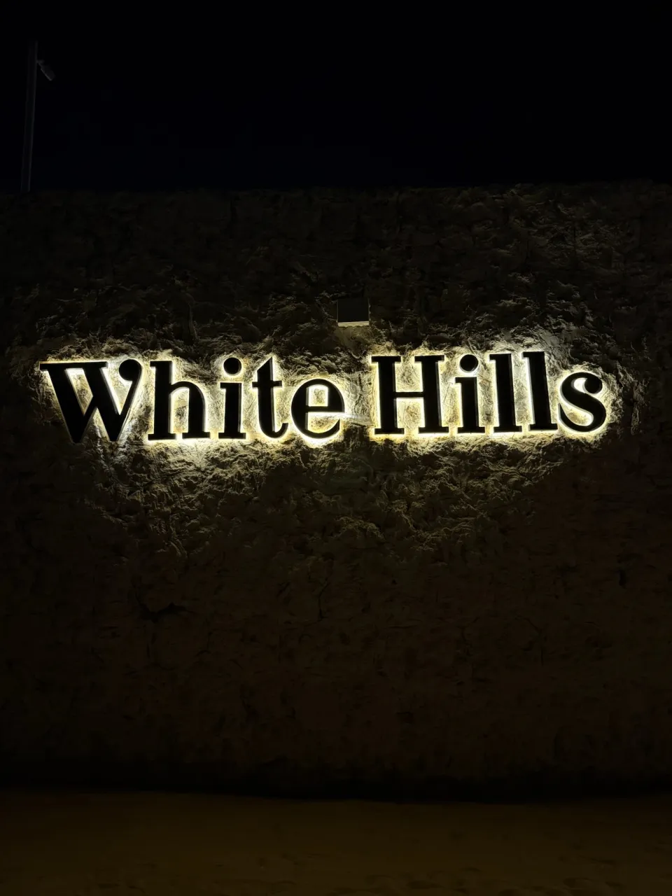 夜に光るWhite Hillsのホテル名の看板