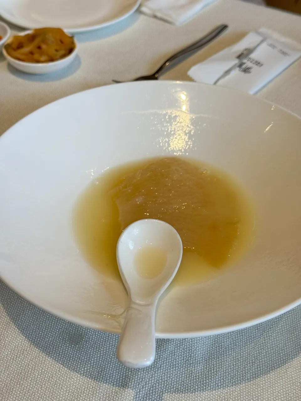 器に注がれた黄金色のスープ。
