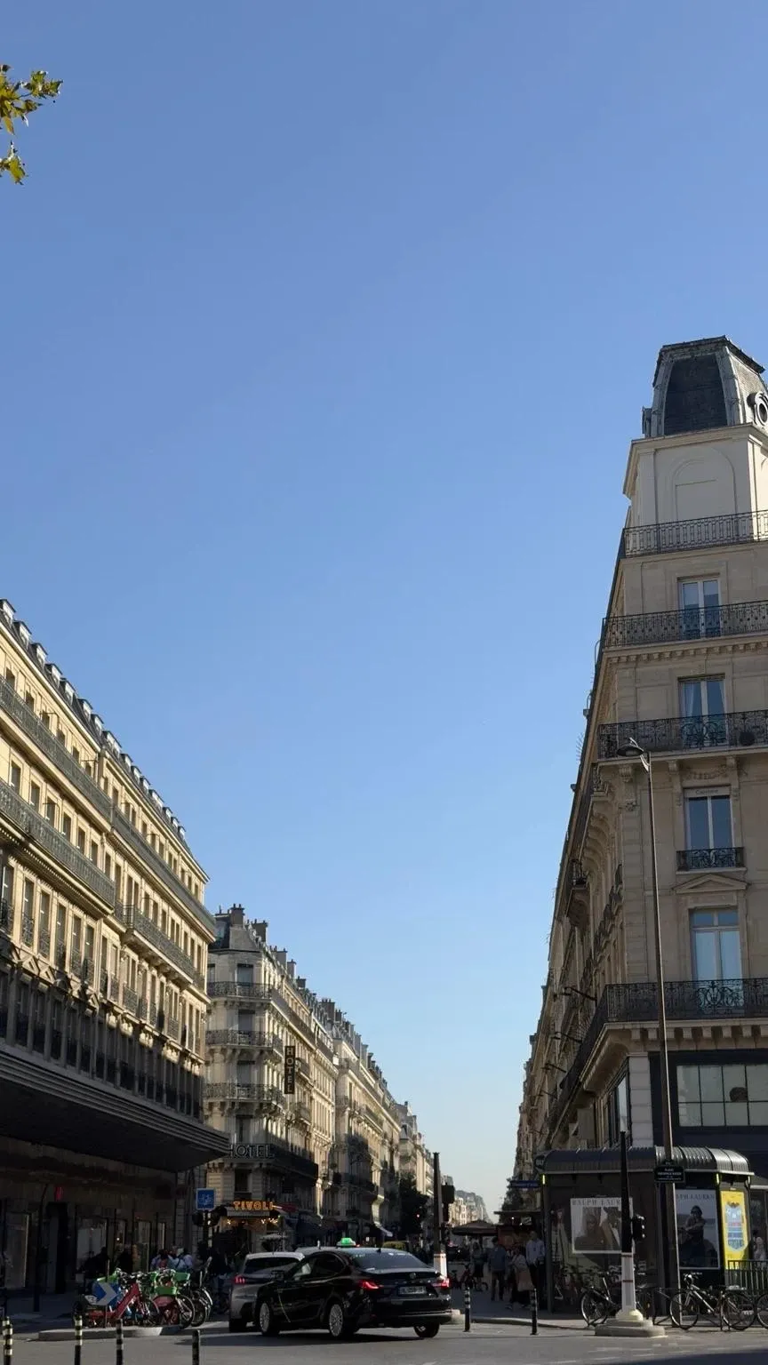 凱旋門近くの Rue Brey、ホテルやカフェが並ぶ通り
