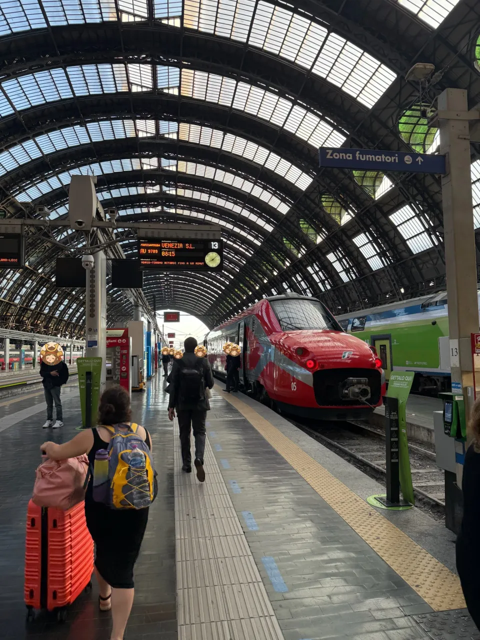 ミラノ中央駅の大きな屋根とホームに停まる列車