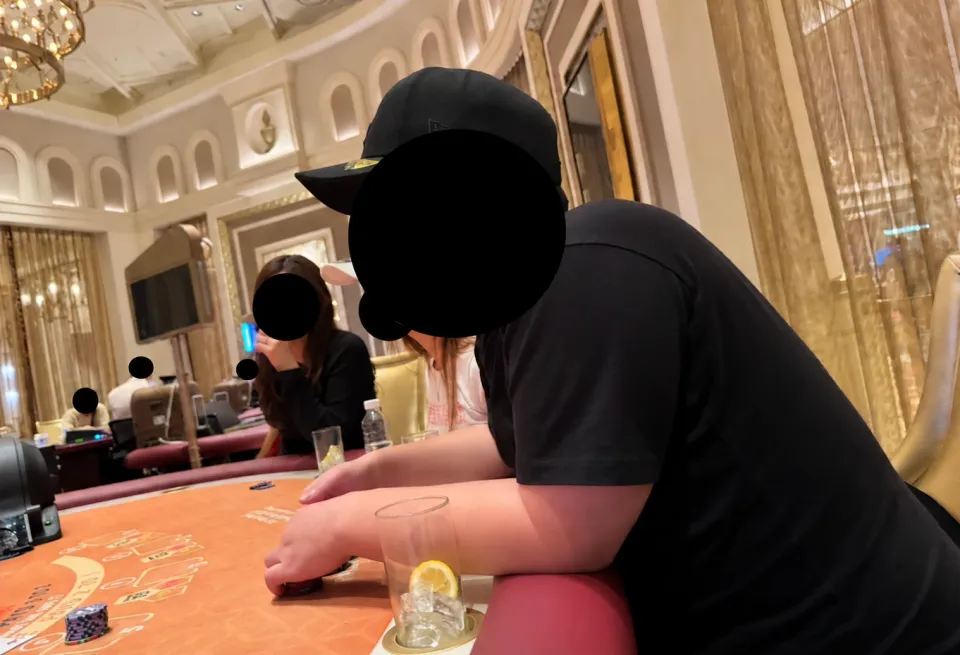 お酒を飲みながらハイレートのテーブルゲームをプレイする様子