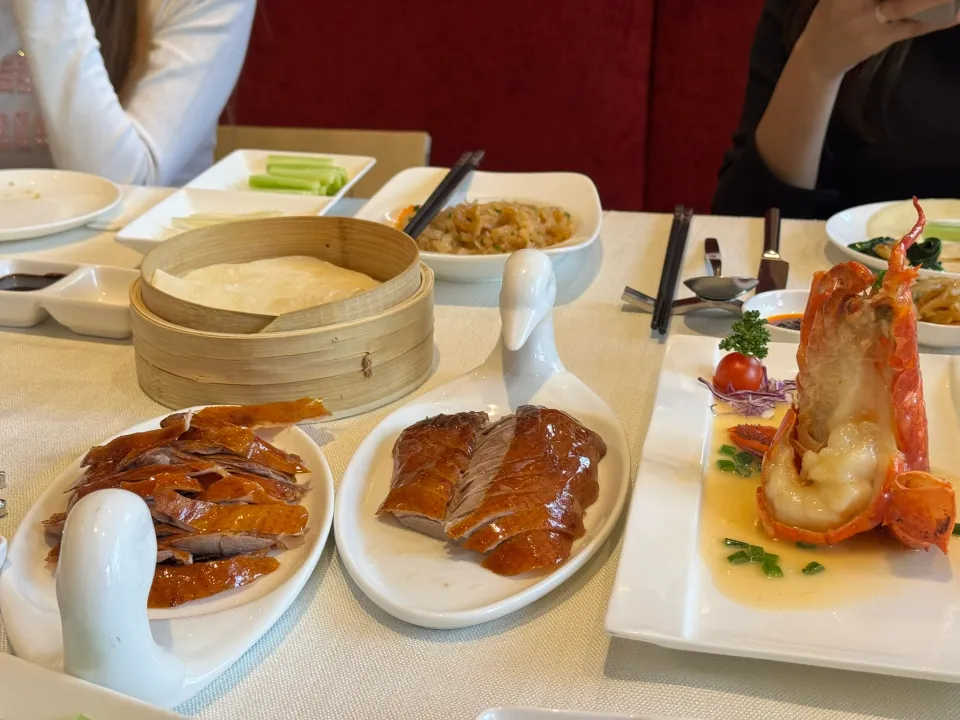 大皿に並んだ肉料理と、海鮮のひと皿。