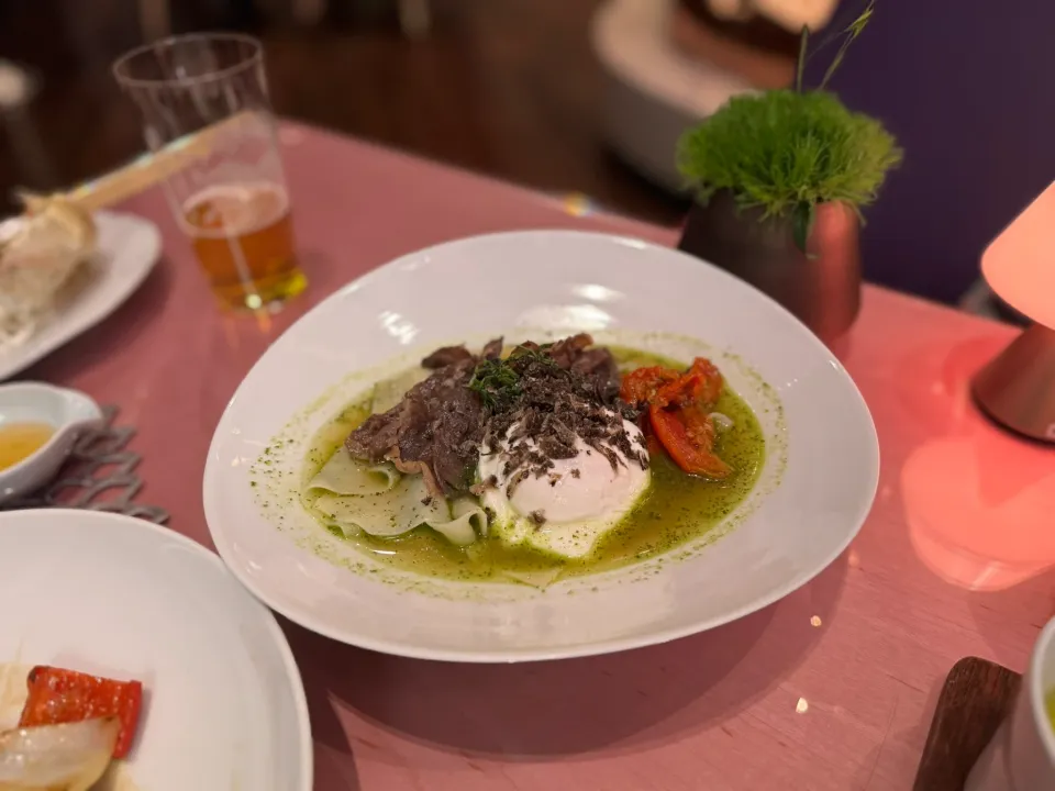 緑色のソースを添えたパスタ。