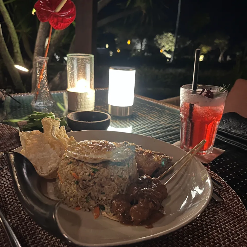 灯りのともる夜のテーブルに並ぶ料理と飲み物