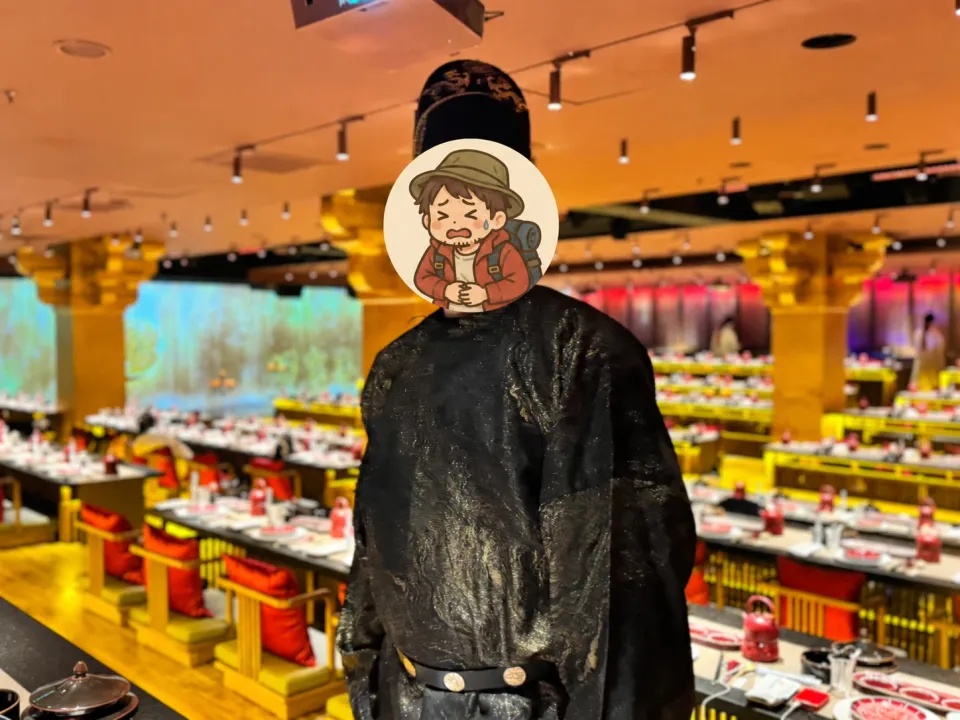 宮宴で黒い衣装と帽子を着用した著者。顔はちゅんたまーにの丸いアイコンで覆っています