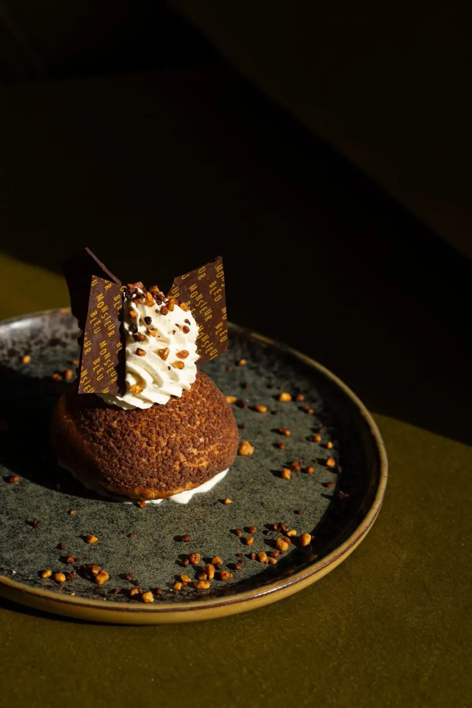 Monsieur Bleuのチョコレート飾りとクリームをのせたデザート