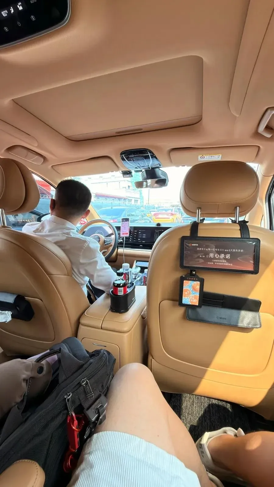 プレミアム配車で乗った車のベージュ色の広い車内