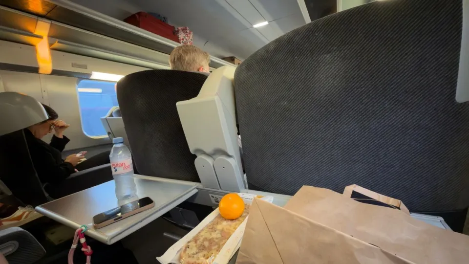 テーブルのあるTGV INOUI一等車の車内