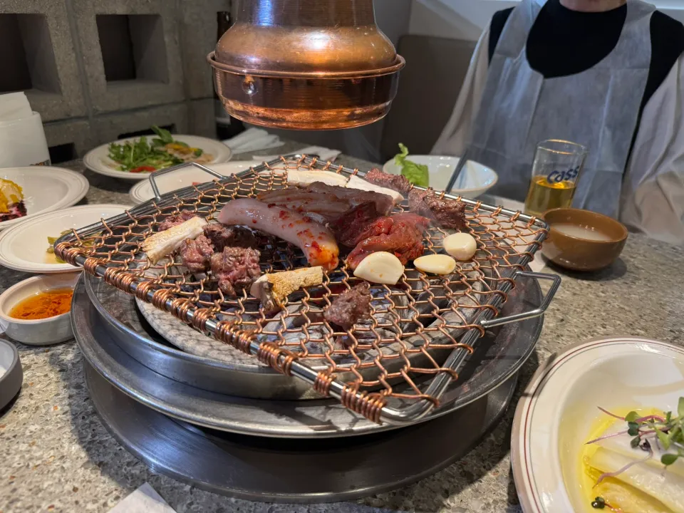焼肉のテーブルに並ぶ肉。