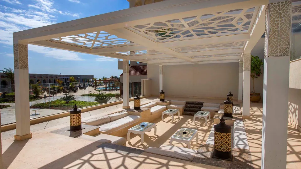 MontemareのPosh Club用ラウンジ。透かし模様の屋根と白いソファ、奥に見えるプール