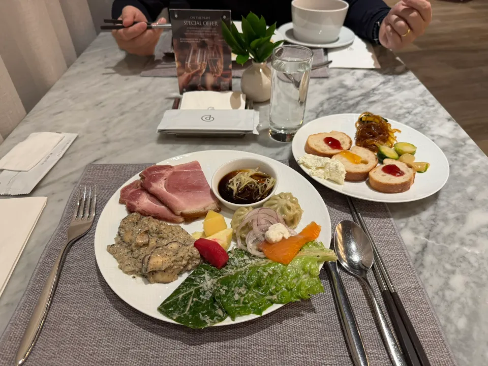 ビュッフェで取り分けた料理。