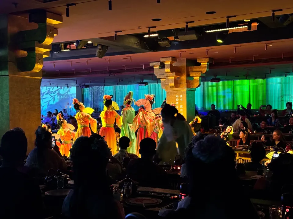 黄や朱や緑の衣装を着た演者が客席に囲まれ扇を持って踊る宮宴