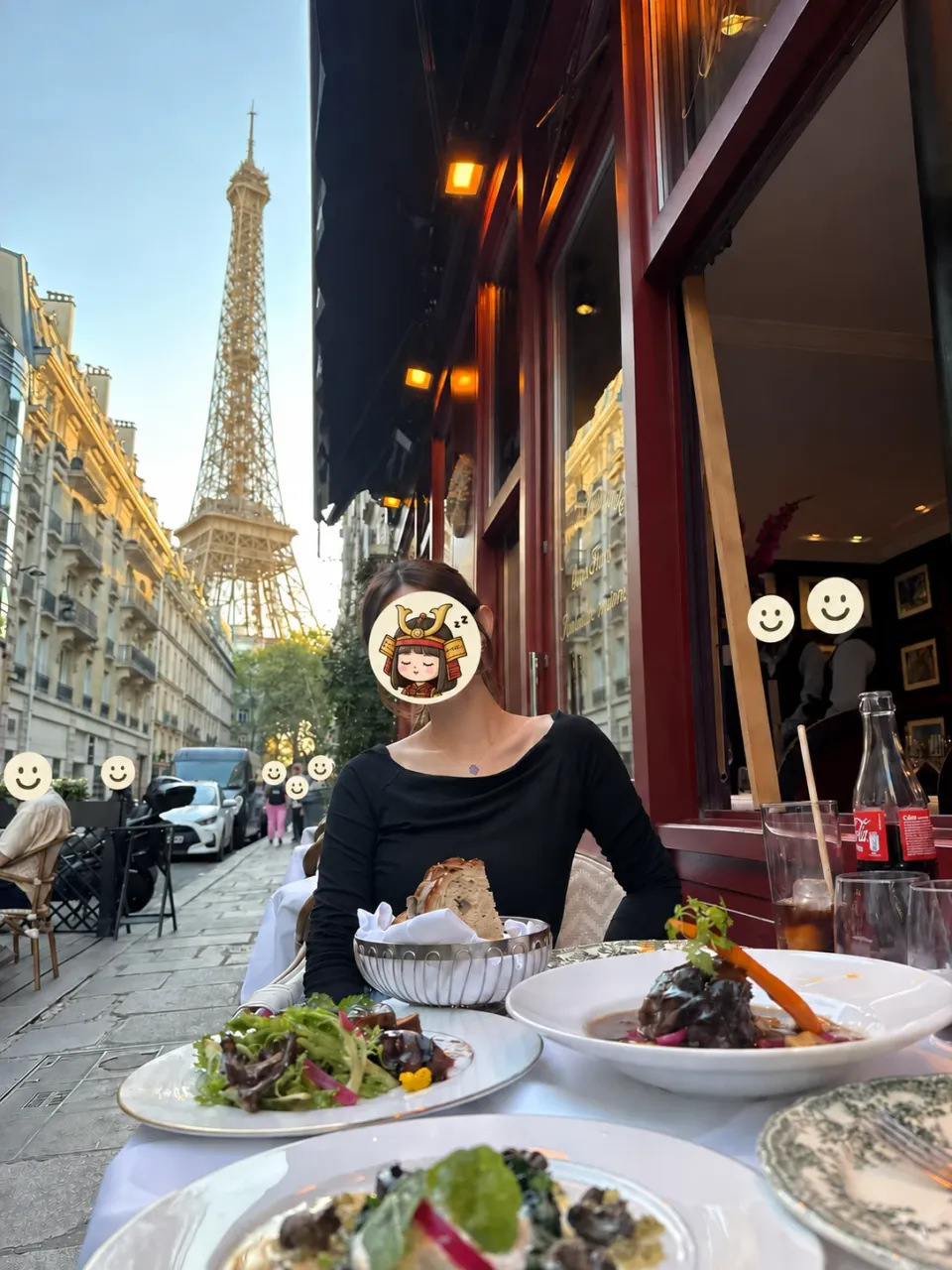 Au Bon Accueilでおねんね大将軍と囲んだ食卓とエッフェル塔