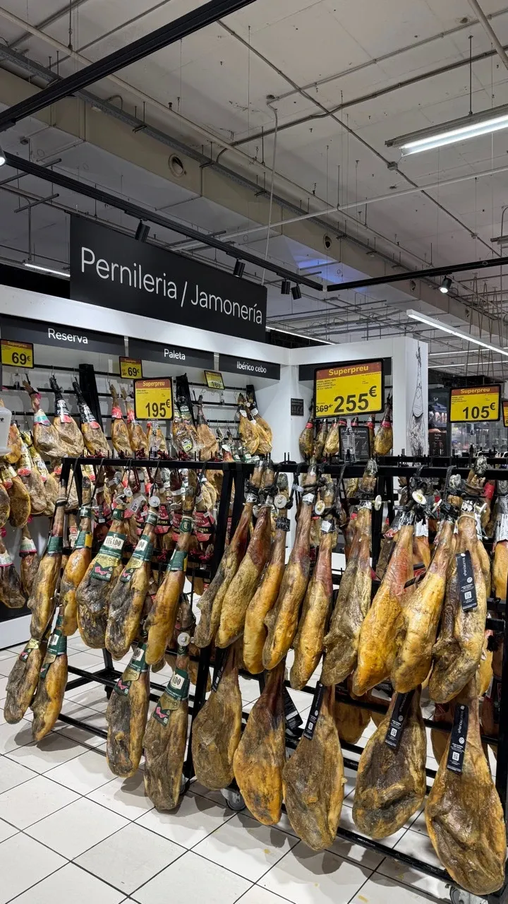 ホテル近くのモールの食品売り場にずらりと並ぶ生ハムの原木