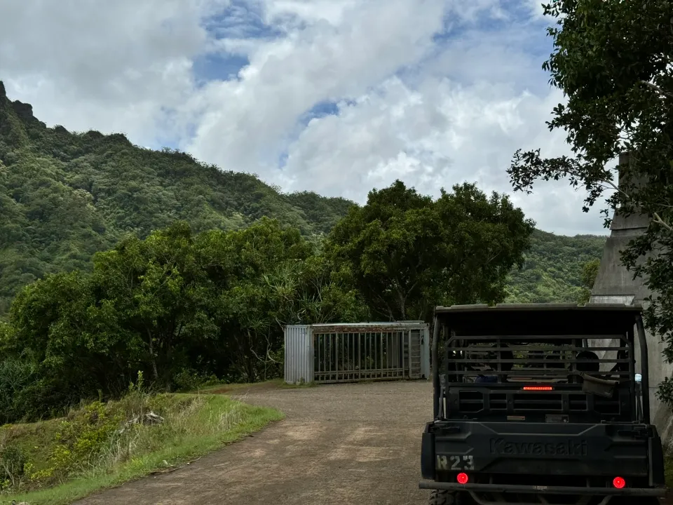 クアロアランチの木製の柵の前に並ぶUTV