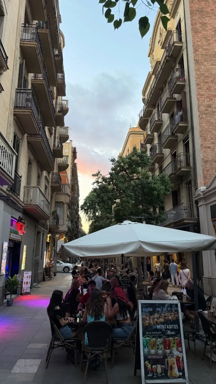 夕方に飲食店のテラス席でにぎわうCarrer de Blai