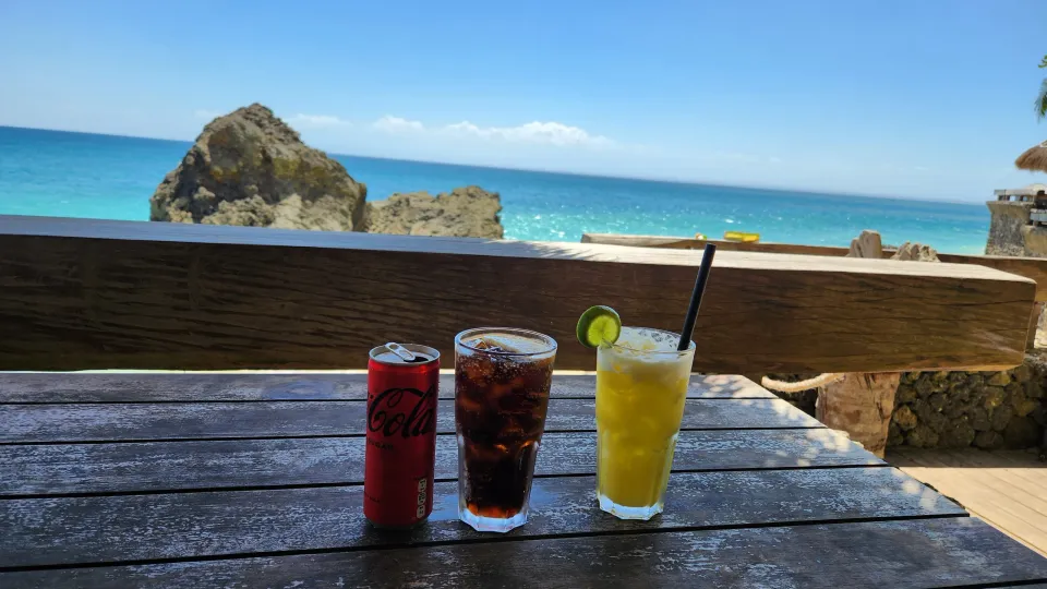 海辺のカウンターに並ぶコーラと冷たい飲み物