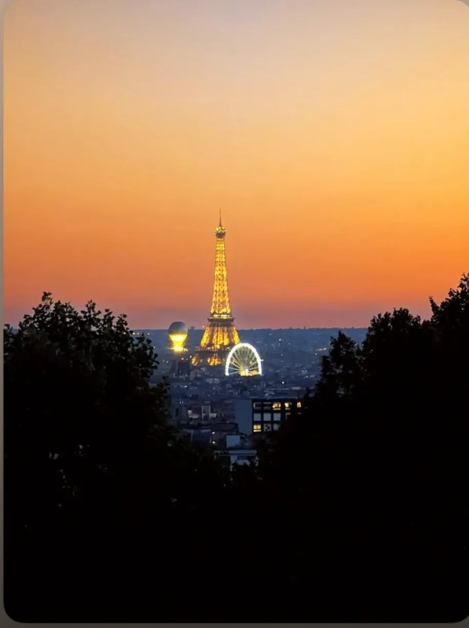 ベルヴィルの高台から見える夕景と遠くのエッフェル塔