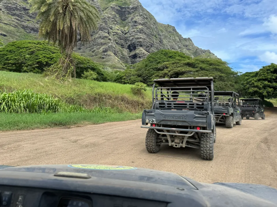クアロアランチの山を背景に先行するUTV