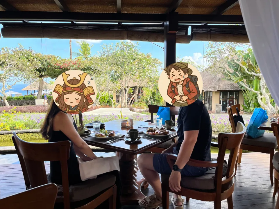 庭と海を眺める朝食の席。ふたりとも、今日は急がなくていい。