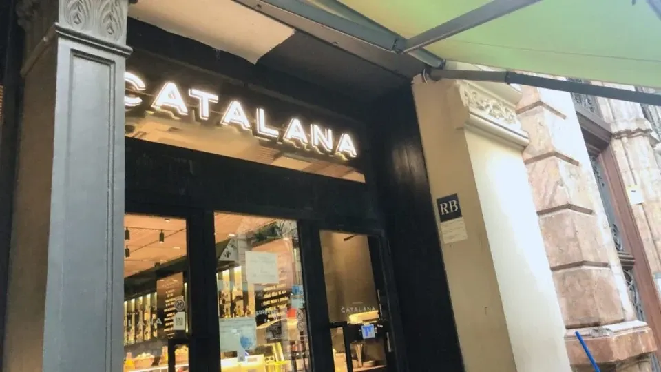Cerveseria Catalanaの外観。ガラス扉の上に光る「CATALANA」の文字。