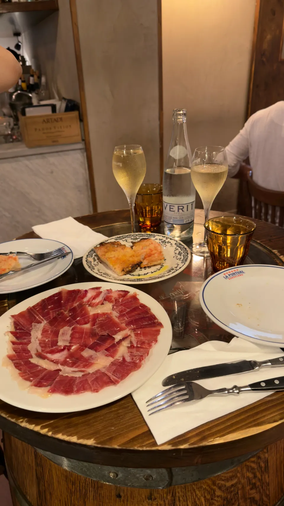 Bodega La Puntualの店名が入った皿に盛られた生ハム