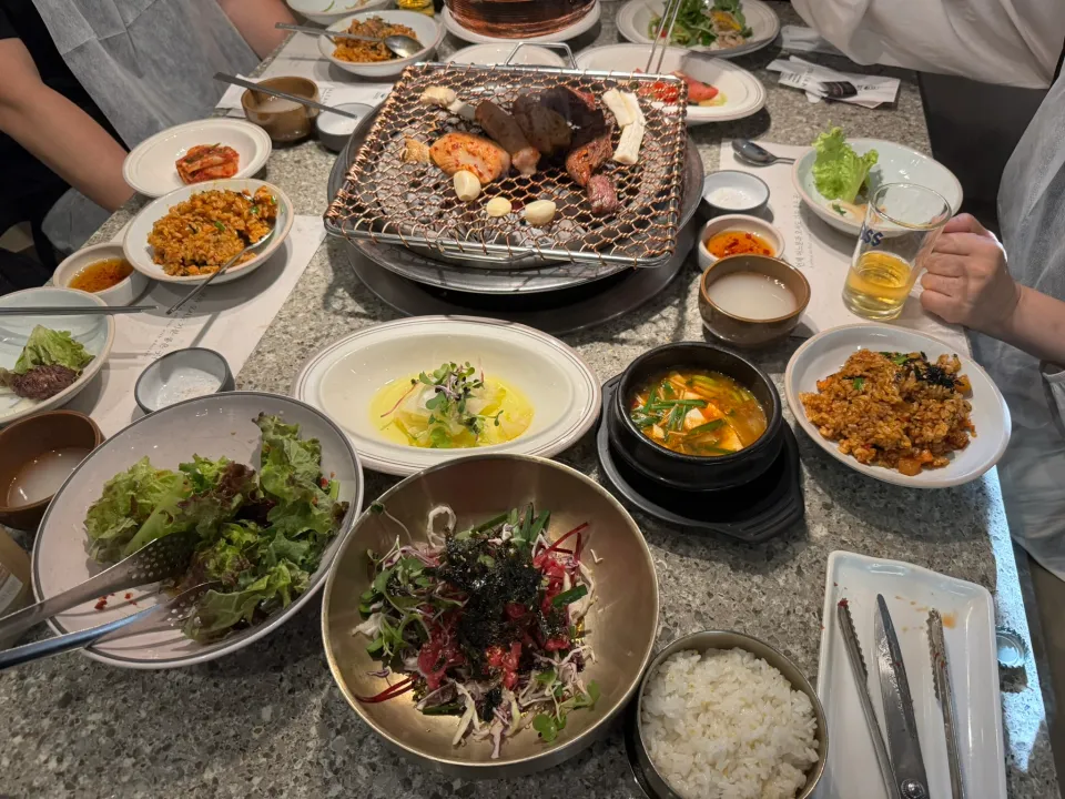焼肉のテーブルには、小皿がずらり。
