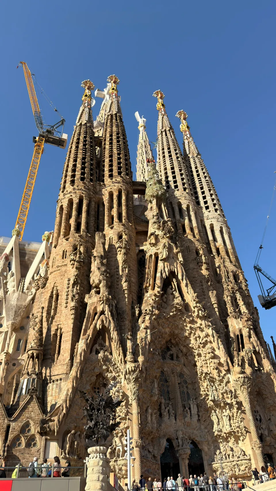 青空の下で正面から見上げたサグラダ・ファミリア