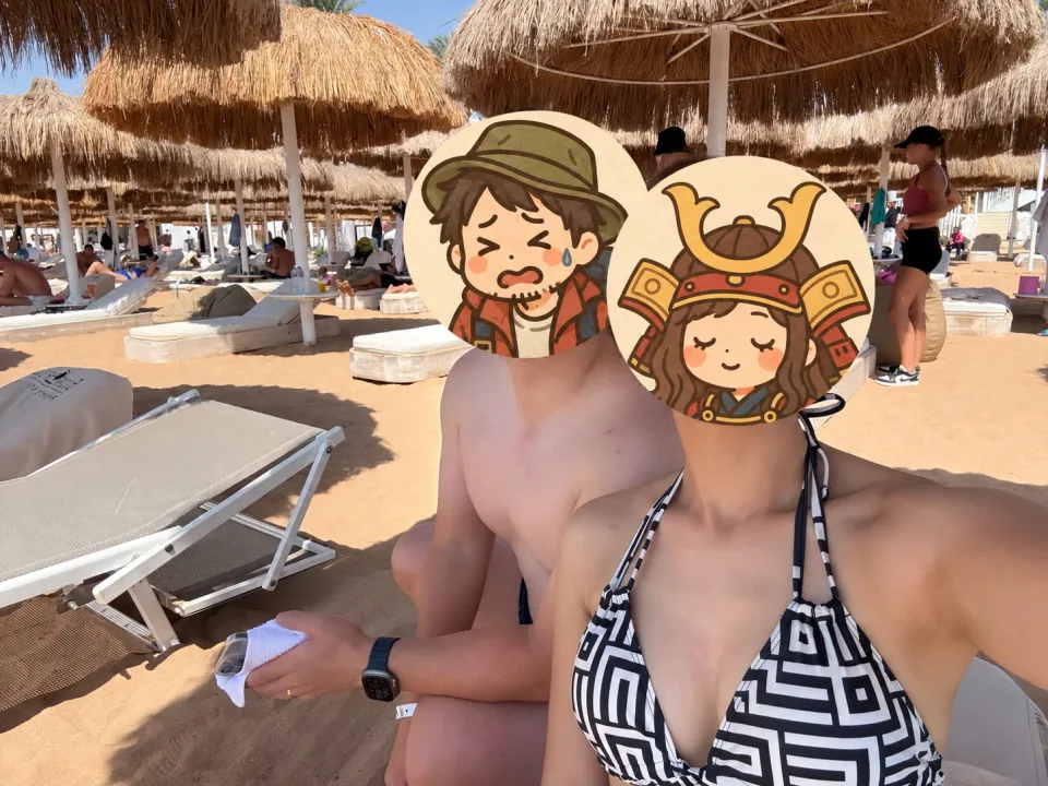 著者アイコンで顔を隠したふたりのビーチ写真