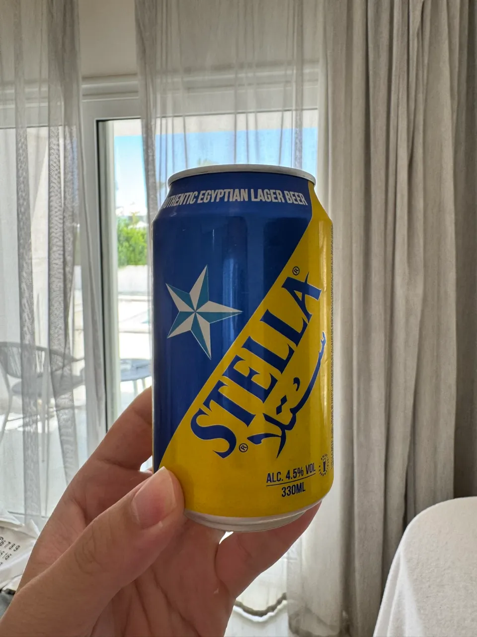 ホワイトヒルズの客室で手に持ったSTELLAの缶ビール