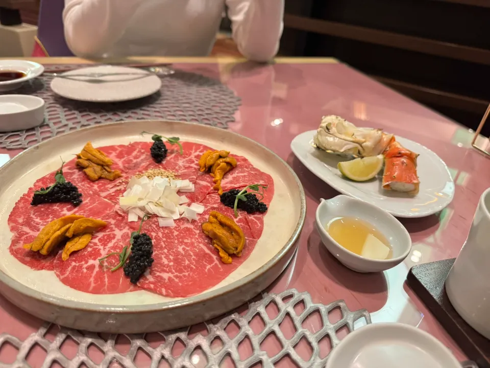 大きな皿に盛られた薄切りの肉。