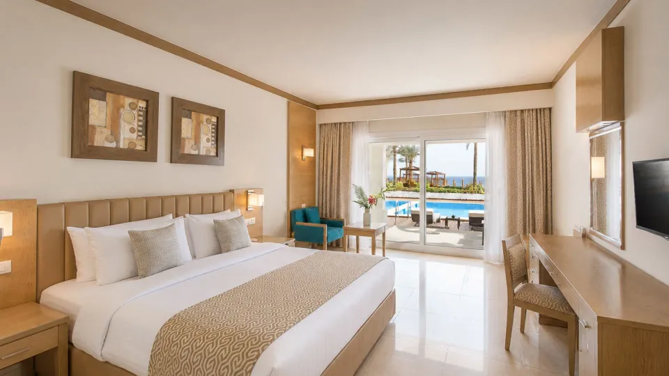 MontemareのDeluxe Swim-Up Roomのベッドとテラス、窓の外のプール