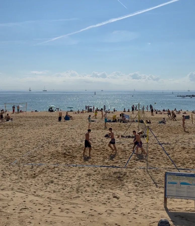 青い海と砂浜が広がるバルセロナの海岸