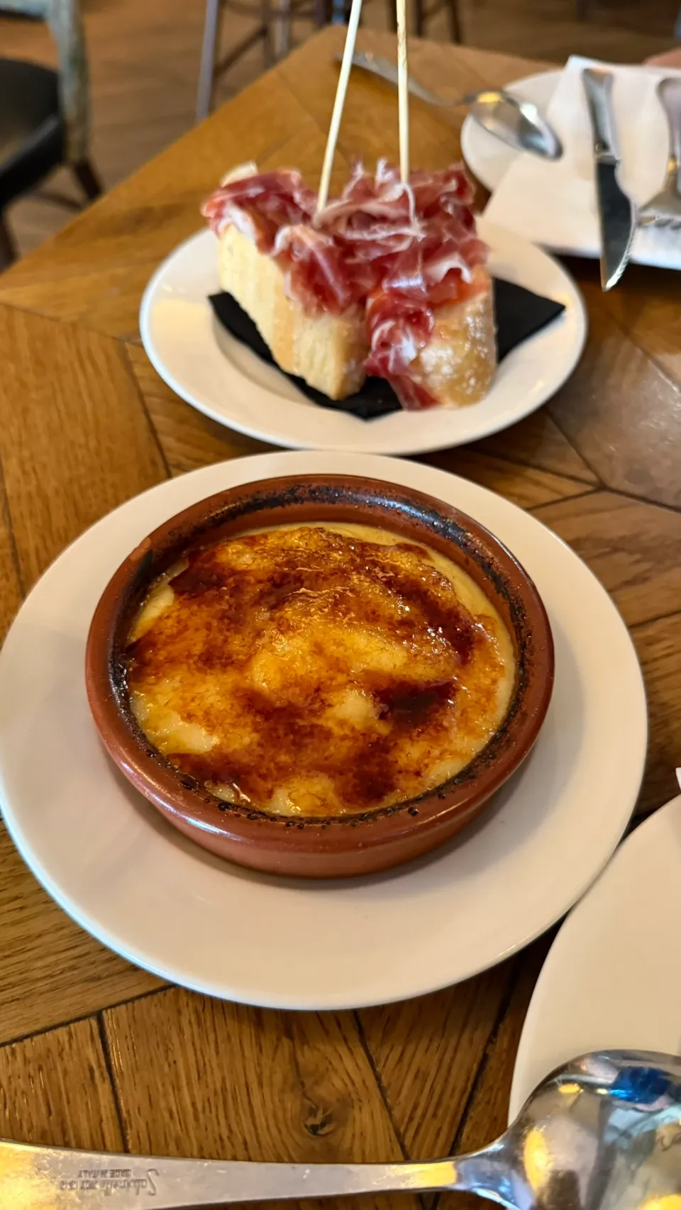 Taller de Tapas Rambla Catalunyaのクレマ・カタラナと生ハムのパン