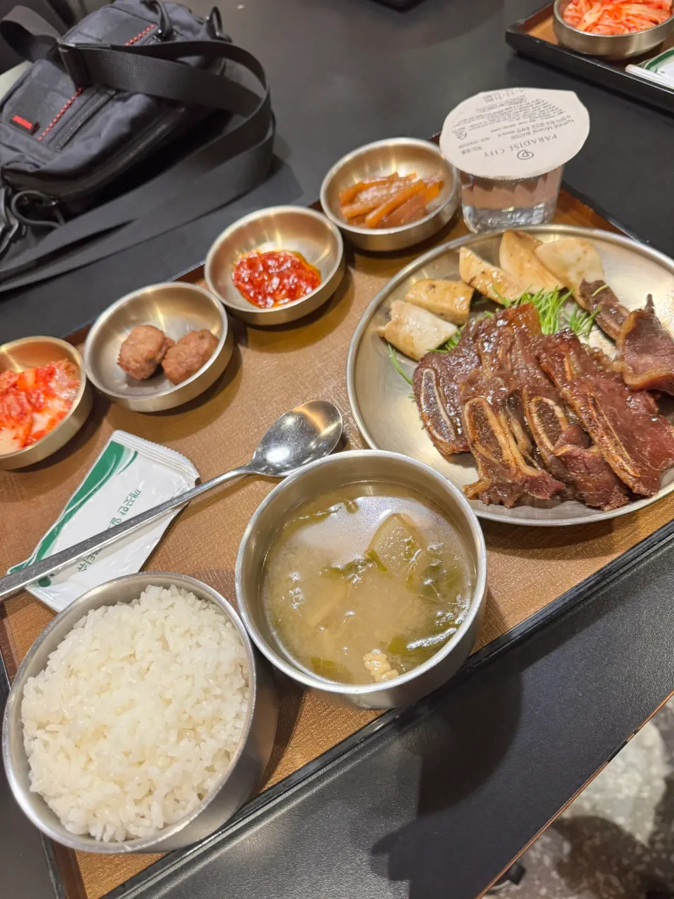滞在中の食事。焼いた肉と、ご飯、小鉢のセット。