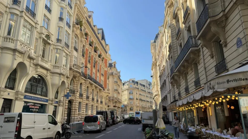 Rue Danton の街路標識とアイスを扱う店先