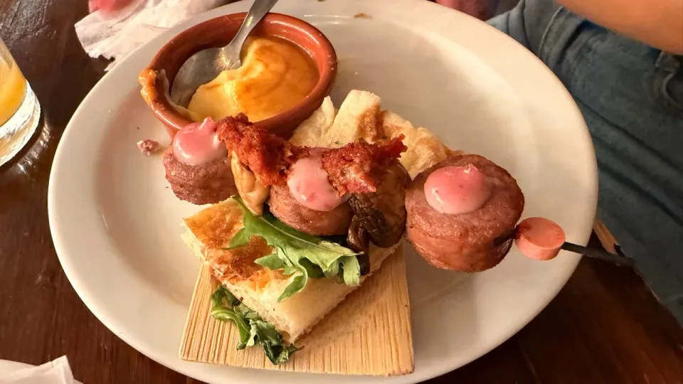 肉料理やポテトなどを盛り合わせたピンチョスの皿