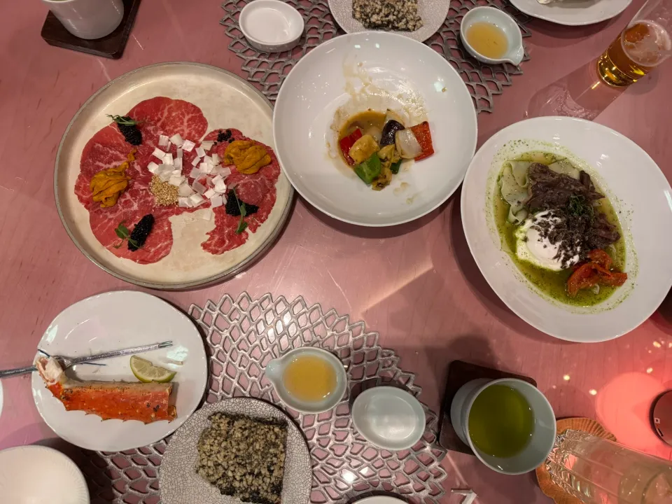 華やかな盛り付けが並んだ、ピンク色のテーブル。