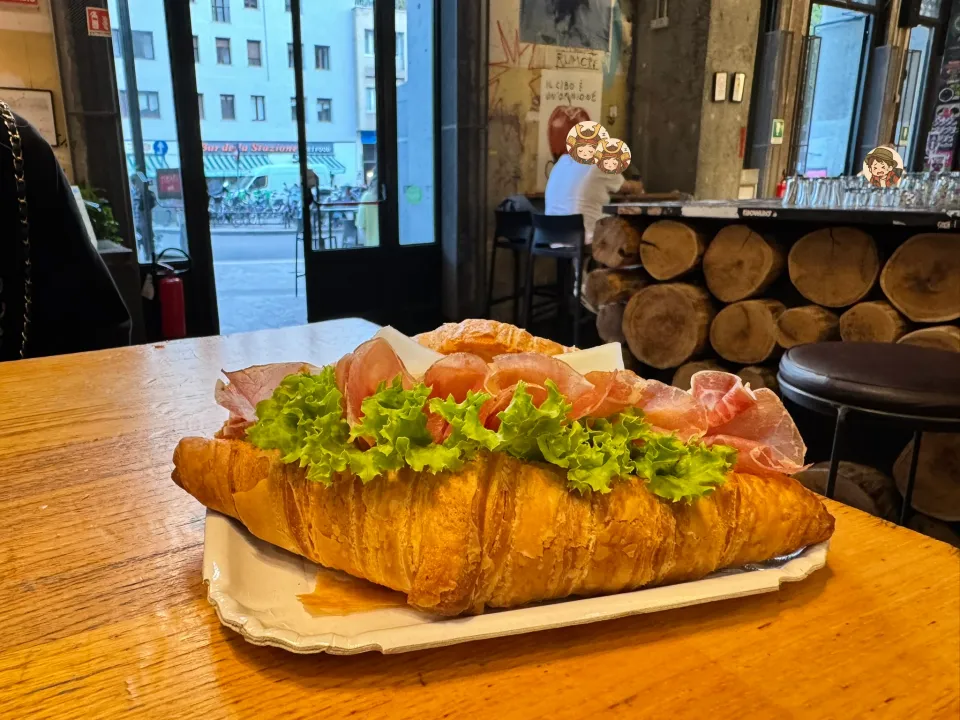 生ハムと葉野菜を挟んだクロワッサン